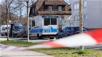 Fahrzeuge der Polizei stehen am Einsatzort in Reutlingen.