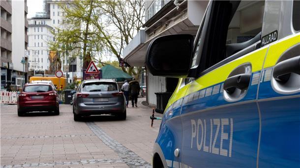 Neue Spur nach blutiger Duisburger Fitnessstudio-Attacke Fahrzeuge der Polizei stehen vor dem Wohnhaus des Tatverdächtigen im Fall des Messerangriffs in einem Duisburger Fitnessstudio.