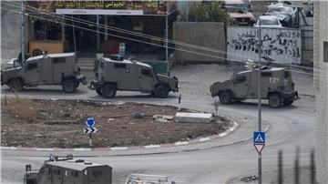 Fahrzeuge des israelischen Militärs in Nur Shams. Hier haben israelische Soldaten eine Razzia durchgeführt.