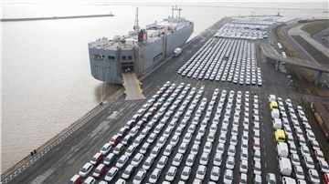 Fahrzeuge des Volkswagen Konzerns stehen im Hafen von Emden zur Verschiffung bereit. Volkswirte haben Deutschland als Wirtschaftsstandort ein schlechtes Zeugnis ausgestellt (Symbolbild).