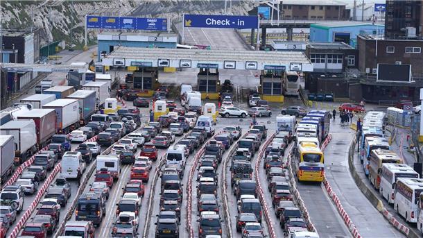Lange Wartezeiten für Busreisende am Hafen von Dover Fahrzeuge stauen sich im Hafen von Dover in Kent zu Beginn der Osterferien.