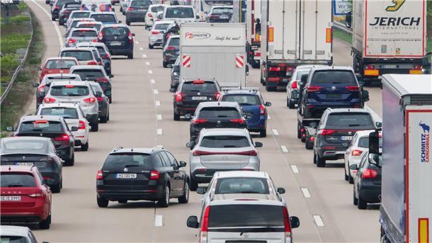 Wieder viele Staus am Himmelfahrts-Wochenende erwartet Fahrzeuge stehen auf einer Autobahn im Stau.