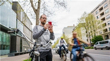 Falko Görres (Die Partei), Fahrradaktivist und Stadtverordneter im Frankfurter Römer zeigt Falschparker, insbesondere auf Fahrradwegen, an.