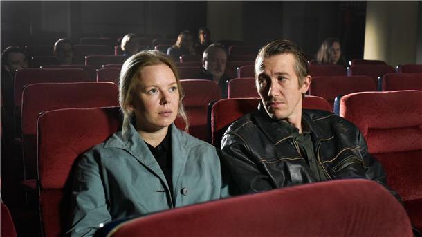 „Fallende Blätter“: Jussi Vatanen (r) als Holappa und Alma Pöysti als Ansa im Kino.