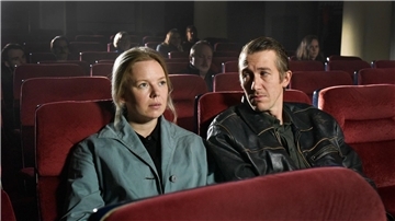 „Fallende Blätter“: Jussi Vatanen (r) als Holappa und Alma Pöysti als Ansa im Kino.