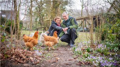 Offene Gartenpforte in der Region: Wer mitmachen will, kann sich ab sofort anmelden Familie Allhusen in Drangstedt freut sich schon auf die Besucher zur „Offenen Gartenpforte“ im Juni. Die Gäste aus der Region werden nicht nur die Spielarten eines liebevoll gestalteten Wildgartens erleben, sondern auch die fünf Hühner, die Kerstin und Peter Allhusen auch an diesem Morgen füttern.