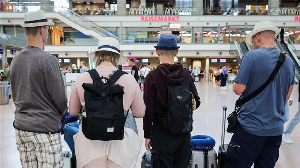 Familie am Flughafen Hamburg: Die Menschen fahren wieder häufiger ins Ausland und nutzen dafür auch eher wieder das Flugzeug, das in der Pandemie gemieden worden war.