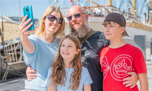 Familie Holzmann-Jäger aus Hessen machen Urlaub in der Region und sind zufällig auf die Maritimen Tage gekommen.