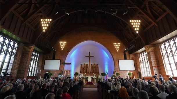 Familie und Weggefährten nehmen in der Kieler Petruskirche Abschied von Heide Simonis.