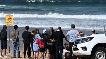 Familienangehörige und Freunde trauerten am Strand um das Opfer.