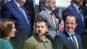 „Familienfoto“ beim Europa-Gipfel in Moldau, u.a. mit Wolodymyr Selenskyj (M.u.) und Olaf Scholz (M.o.).