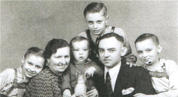Familienfoto von 1944 (von links): Günter, Mutter Martha, Dieter, Werner, Vater Willi und Horst G. Ansorge als Zehnjähriger.