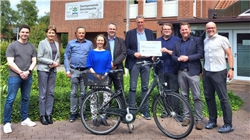 Startschuss für das kreisweite Projekt „FahrRAD“ – die Förderstelle das Amt für regionale Landesentwicklung (Herr Itzen, 3. von rechts) übergibt der Samtgemeinde Geestequelle (SGBM Stephan Meyer, 4. von rechts) als kreisweiter Projektträger die begleitenden Schilder zur LEADER-Projektförderung im Beisein wichtiger Projektpartner.