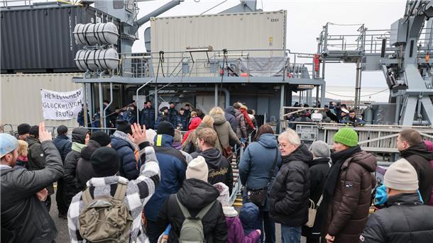 Familienmitglieder und Angehörige gehen an Bord des Tender„Werra“ nach dem Anlegemanöver an einer Mole im Marinestützpunkt Kiel. 