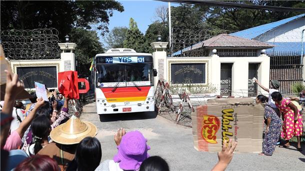 Amnestie in Myanmar: Junta will 9600 Gefangene freilassen Familienmitglieder und Freunde von Häftlingen stehen vor dem Insein-Gefängnis in Yangon, als ein Bus mit Freigelassenen vom Gelände fährt.