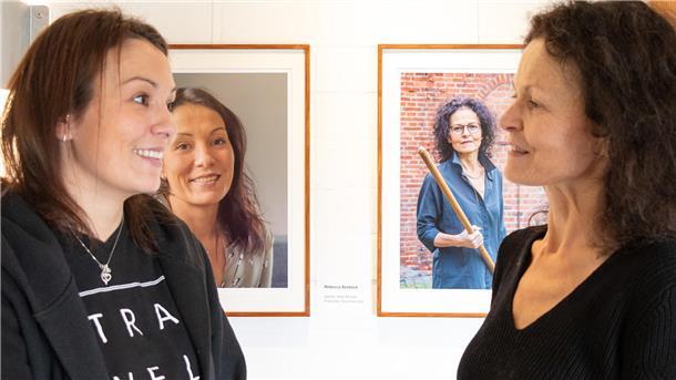 Familienporträt: Rebecca Seebeck (Foto: Anke Michels) und ihre Mutter Dorte Petershagen (Foto: Janneke Dircksen) sind zwei Protagonistinnen, die sich für die Fotoserie "Charakterköpfe aus Wremen" zur Verfügung gestellt haben.