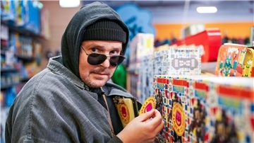 Familienvater Stefan klebt konsumkritische Botschaften auf Spielwaren. 