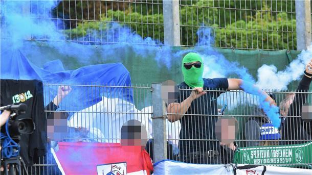 LTS-Fan beleidigt Bremer Spieler rassistisch Ein Bremerhavener Fan mit Pyrotechnik.