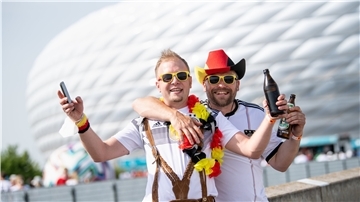 Fans der deutschen Fußballnationalmannschaft feiern vor dem Stadion in München.