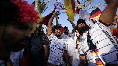 Kauft sich Katar Fans für gute WM-Stimmung ein? Fans der deutschen Mannschaft jubeln in Doha - oder ist das alles inszeniert?