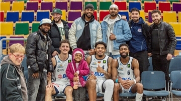 Fans der Eisbären Bremerhaven vereint im Heimspiel gegen Köln.