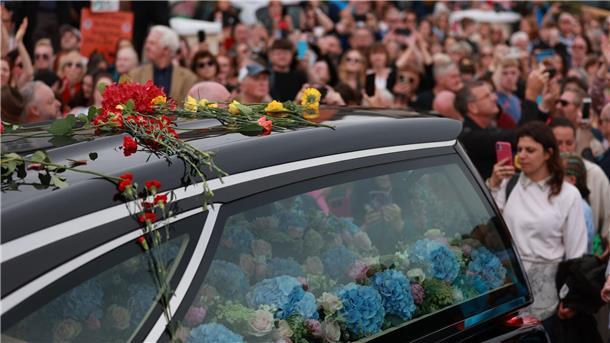 Zahlreiche Menschen nehmen Abschied von Sinéad O’Connor Fans der Sängerin Sinead O’Connor im irischen Bray beim Trauerzug für Sinéad O’Connor.