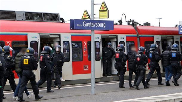 Fans des FSV Mainz 05 haben vor dem Spiel bei Eintracht Frankfurt einen Beamten tätlich angegriffen und verletzt.
