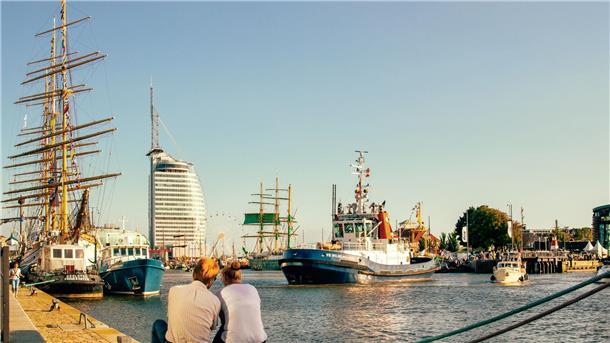 Oberbürgermeister: Bremerhavens Tourismus ist weiter auf der Gewinnerspur Fans des Maritimen liebten es auch 2023 in großer Zahl, dem Treiben im Neuen Hafen in Bremerhaven zuzusehen.