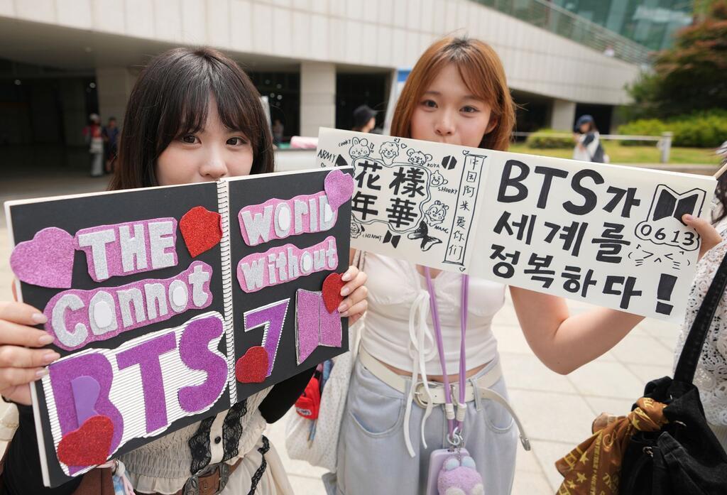 Fans feiern den Jahrestag der Band beim jährlichen BTS Festa. (Archivbild)