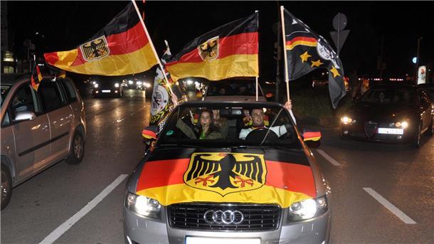 Autokorsos zur Fußball-EM: Großer Spaß oder völlig daneben? Autokorso zur Fußball-EM mit Feiernden und Deutschland-Flaggen