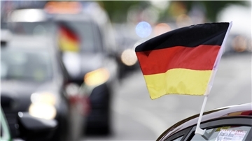 Feiernde Fußballfans auf den Straßen: Auch beim Jubeln gibt’s Spielregeln Fußballfans mit Flagge am Auto