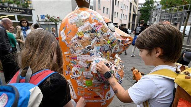 Fans hatten die Maus an der beschädigten Stelle mit vielen Pflastern beklebt. So konnte es nicht hineinregnen.