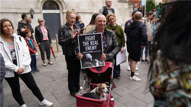 Fans singen zum Gedenken an die verstorbene Sängerin Sinead O’Connor in Dublin.