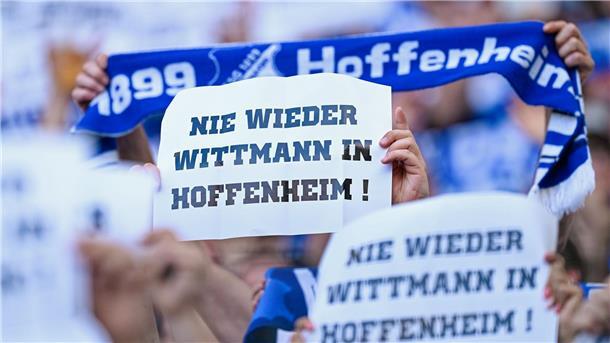„Nie wieder Wittmann“: Hoffenheim-Fans wettern gegen Berater Fans zeigen ihren Unmut gegenüber Spielerberater Wittmann.