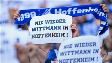 Fans zeigen ihren Unmut gegenüber Spielerberater Wittmann.