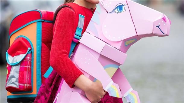 Farben und Glitzer sind typisch für Einhörner, aber nicht der entscheidende Grund für den Erfolg von Einhorn-Produkten. (Archivbild)