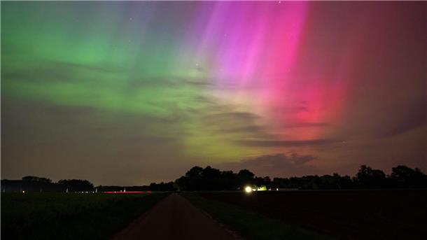 Polarlichter bringen Deutschlands Nachthimmel zum Leuchten Farbenspiel: Polarlichter am Himmel über Bersenbrück in Niedersachsen.