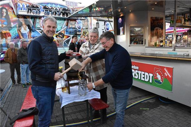 Fassanstich zur Eröffnung des Herbstmarktes von Bürgermeister Guido Dieckmann.