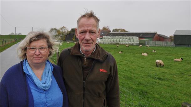 Fast 40 Jahre lang haben Hilke und Hans-Gerd Strodthoff-Schneider die Deichschäferei am Flügeldeich bei Kleinensiel betrieben. Nun hören sie auf. Das Gelände der Schäferei weicht einem Großprojekt der Energiewende. Tennet baut dort zwei Konverterstationen, um Windstrom von See in Wechselstrom umzuwandeln.
