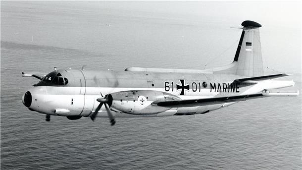 Ein Flugzeug mit zwei Triebwerken