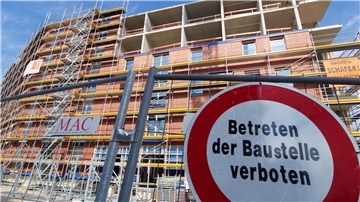 Fast der Hälfte der deutschen Wohnungsbaufirmen fehlen Aufträge.