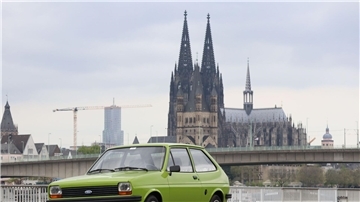 Fast ein Wahrzeichen wie der Dom: Der Ford Fiesta zeigt sich vor beeindruckender Kölner Stadtkulisse.