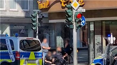 Fast hätte es ein weiteres Opfer des Armbrust-Schützen gegeben. Laut Polizeibericht verfehlte er eine weitere Person nur knapp, als er zwei Pfeile auf einen Friseursalon abgab.