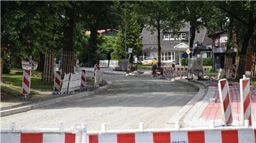 Fast ist es geschafft: Der letzte Teil der Ortsdurchfahrt in Rhadereistedt wird ab Montag asphaltiert, im Anschluss folgt auf der gesamten Strecke die abschließende Deckschicht.