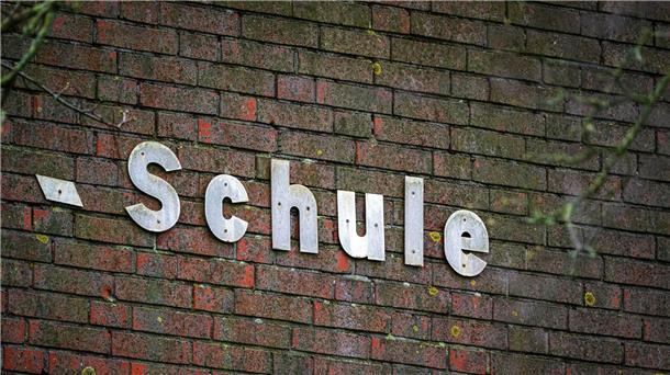 Fast jedes zweite Kind sagt einer Studie  zufolge, es sei schon mal geschlagen worden oder jemand habe ihm in der Schule etwa durch Schubsen oder Treten wehgetan.