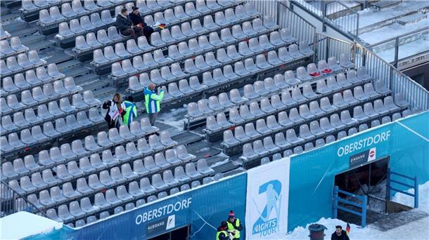 Leere Ränge und Duschcreme: Frauen-Tour wird zum Flop Fast leere Tribünen in Oberstdorf.