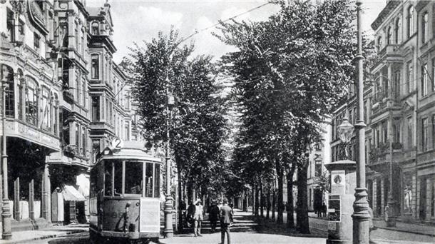 Viele Bäume und wenig Verkehr: So schön war die Lloydstraße früher Fast wie die berühmte Flanierstraße "Rambla" in Barcelona: Die Lloydstraße in Bremerhaven um 1912 bis 1920. Hier machte das Bummeln Spaß - und selbst die Straßenbahn störte nicht.