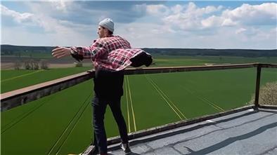 Fynn Kliemann fliegt zu seinem Wasserturm im Osten Fast wie Leonardi DiCaprio in "Titanic": Fynn Kliemann erstmals auf seinem Wasserturm an der Grenze zu Polen - auf 30 Metern Höhe.