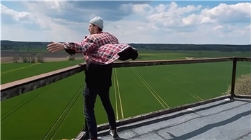 Fast wie Leonardi DiCaprio in "Titanic": Fynn Kliemann erstmals auf seinem Wasserturm an der Grenze zu Polen - auf 30 Metern Höhe.