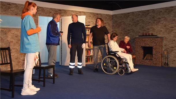 Das Ensemble des Theaters Fatale steht auf der Bühne und spielt das Stück Der Seelenbrecher von Sebastian Fitzek.